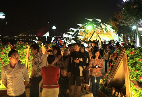 mọi lối dẫn đường hoa hầu như trật kín người dân, du khách