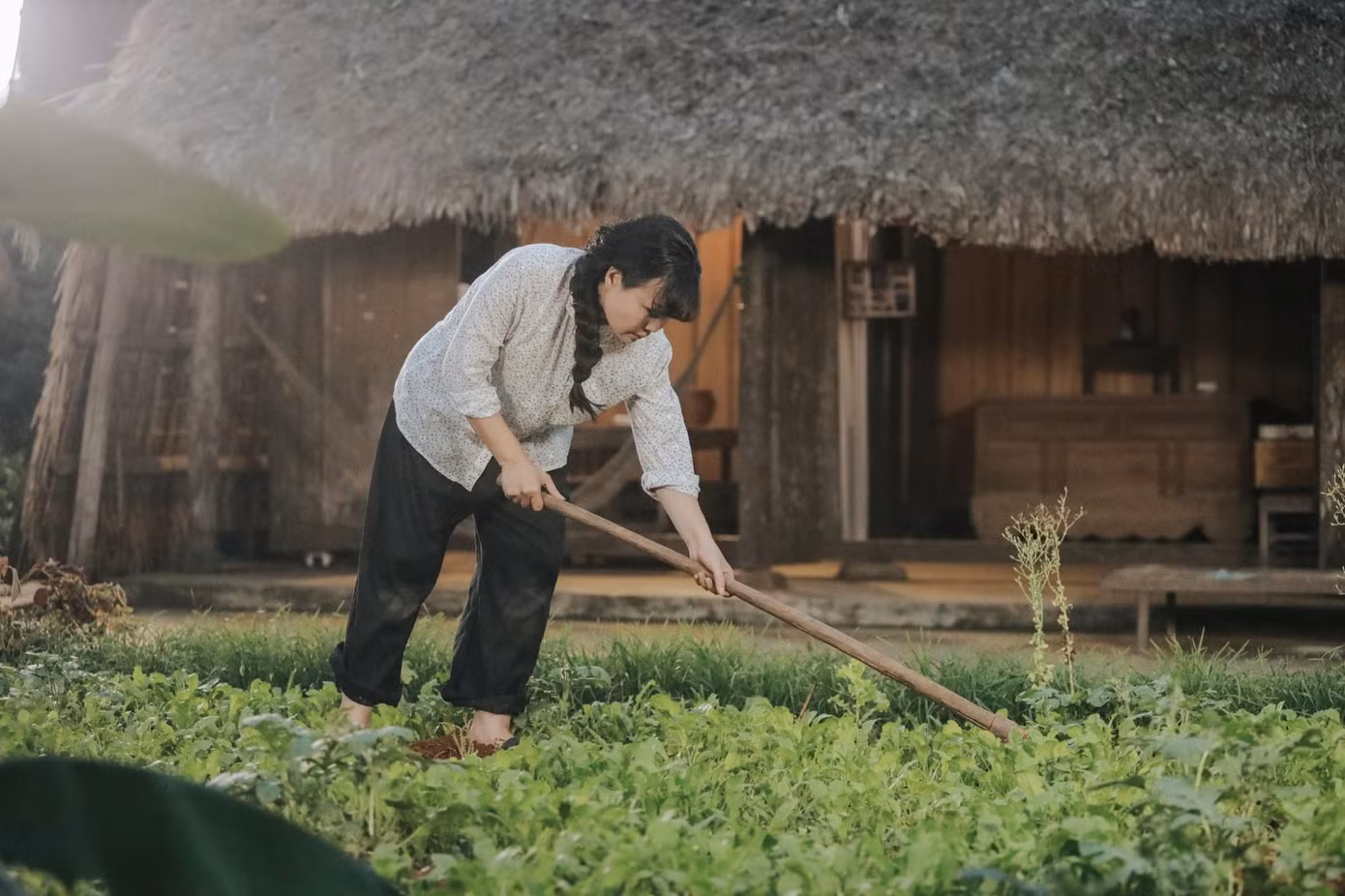 NSƯT Tố Nga dành cả tháng trồng rau để quay MV khủng về chiến tranh ảnh 1