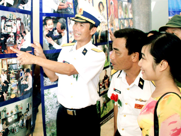 Thượng tá Cường cười vui giới thiệu về các “hậu phương” của mình với anh em cán bộ, chiến sĩ trên đảo Song Tử Tây. Thượng tá Cường cười vui giới thiệu về các “hậu phương” của mình với anh em cán bộ, chiến sĩ trên đảo Song Tử Tây