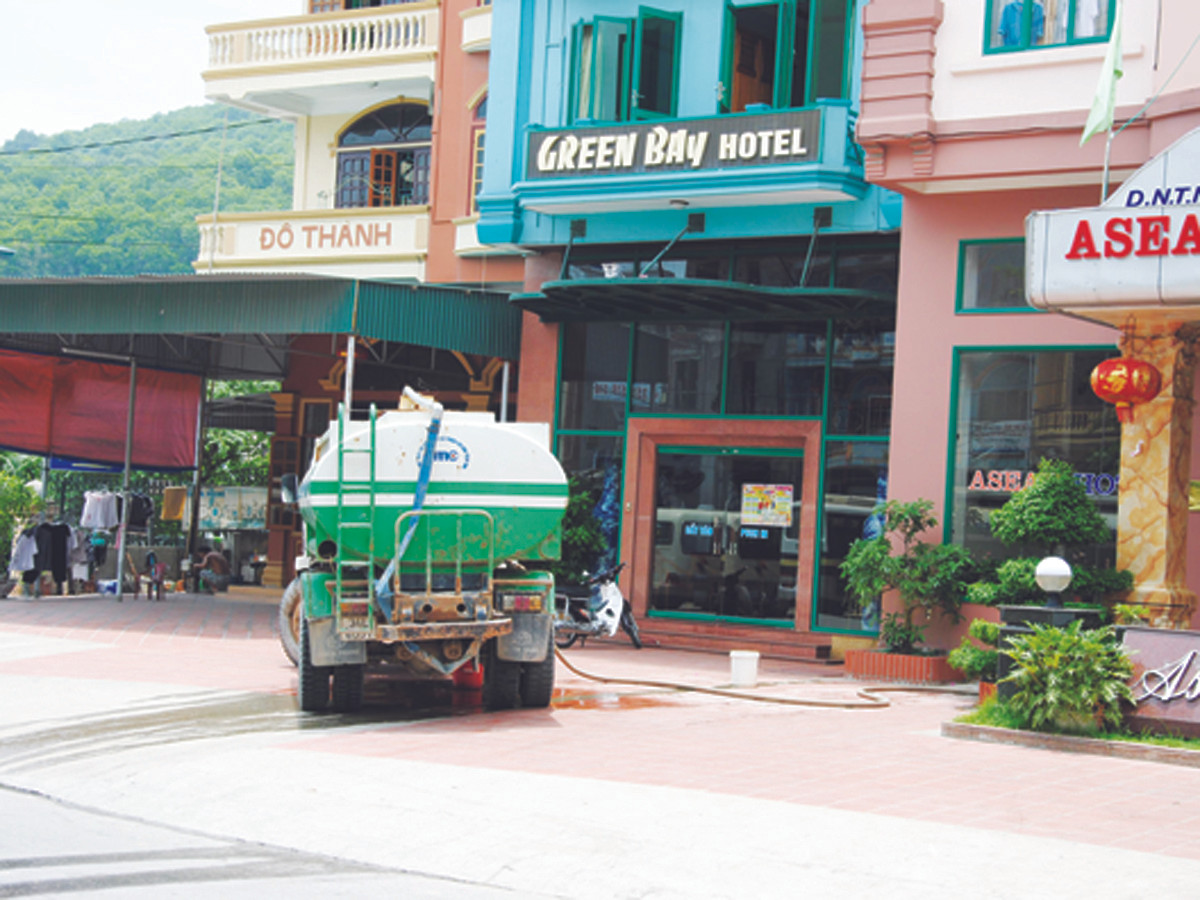 Mất điện kéo theo mất nước, nhiều khách sạn tại Bãi Cháy (Hạ Long) phải mua nước phục vụ du khách . Ảnh: Thành Duy Mất điện kéo theo mất nước, nhiều khách sạn tại Bãi Cháy (Hạ Long) phải mua nước phục vụ du khách