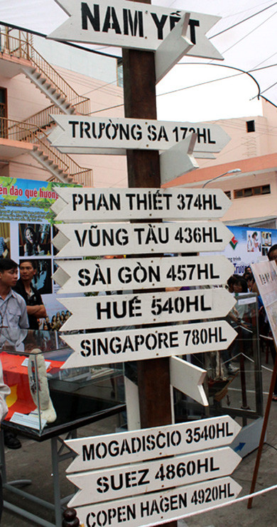 Mô hình cột chỉ hướng và khoảng cách tượng trưng từ đảo Nam Yết thuộc quần đảo Trường Sa đi các tỉnh lân cận và các nơi trên thế giới. Mô hình cột chỉ hướng và khoảng cách tượng trưng từ đảo Nam Yết thuộc quần đảo Trường Sa đi các tỉnh lân cận và các nơi trên thế giới