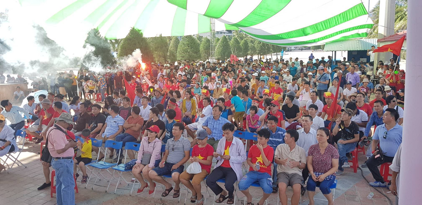 Cổ động viên tiếc nuối khi Việt Nam thua ở loạt penalty ảnh 18