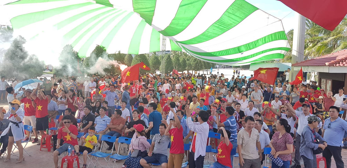 Cổ động viên tiếc nuối khi Việt Nam thua ở loạt penalty ảnh 17