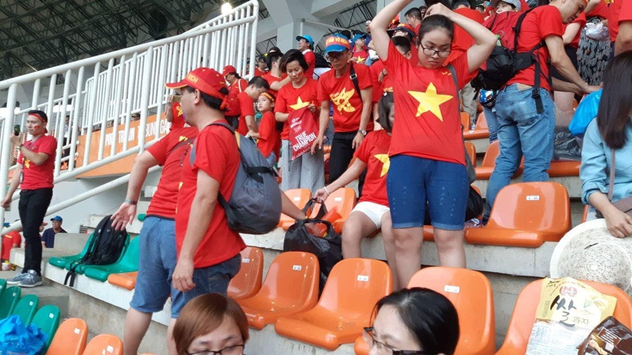 Cổ động viên tiếc nuối khi Việt Nam thua ở loạt penalty ảnh 7
