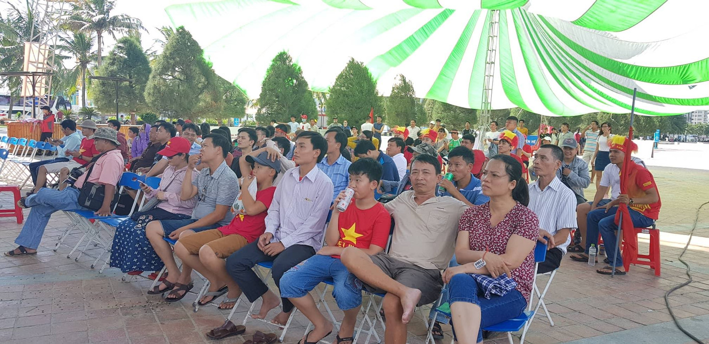 Cổ động viên tiếc nuối khi Việt Nam thua ở loạt penalty ảnh 27