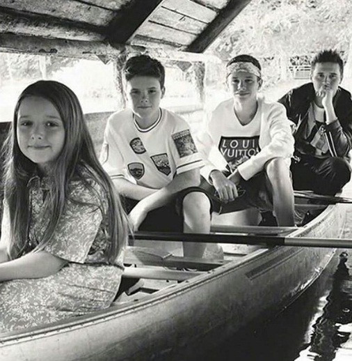 Ảnh đẹp hiếm hoi của gia đình nhà Becks lần đầu trên Vogue ảnh 7