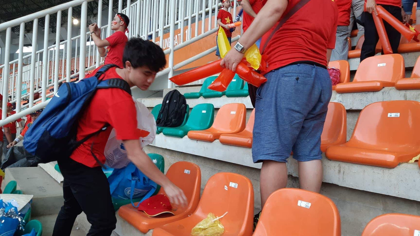 Cổ động viên tiếc nuối khi Việt Nam thua ở loạt penalty ảnh 8