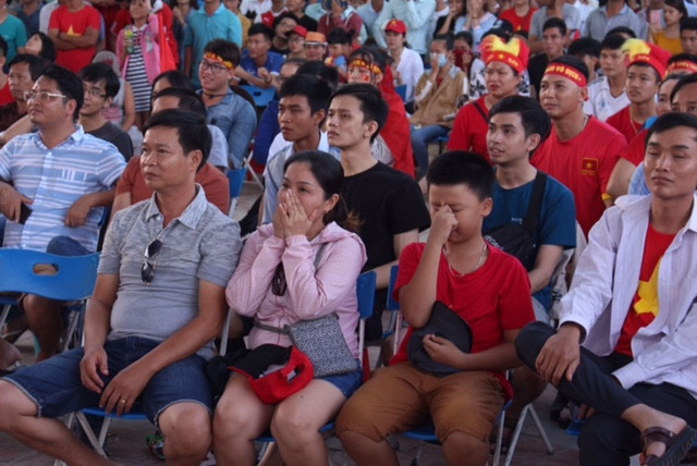 Cổ động viên tiếc nuối khi Việt Nam thua ở loạt penalty ảnh 4