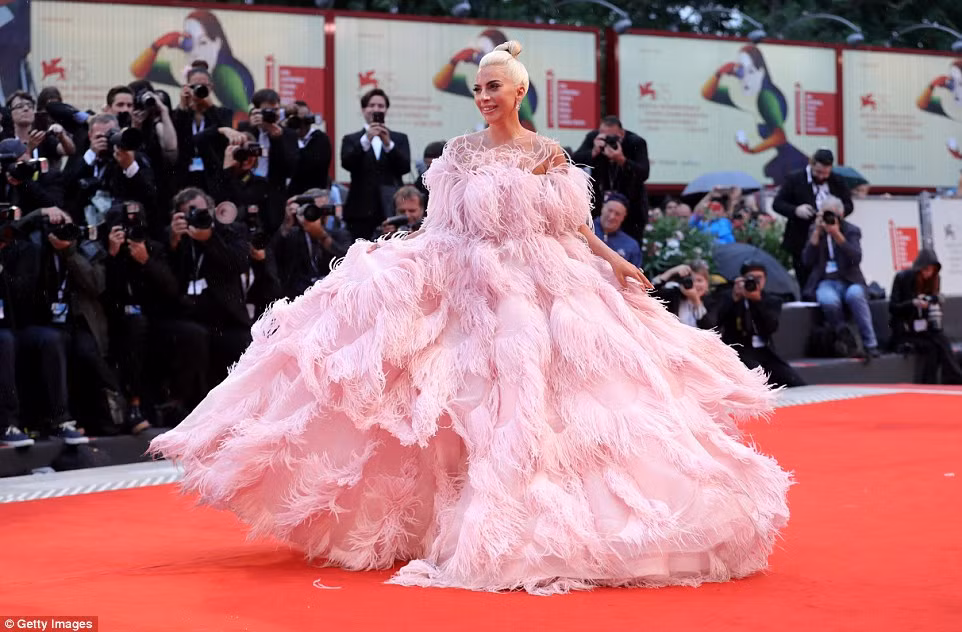 Những khoảnh khắc xinh đẹp quyến rũ hiếm hoi của Lady Gaga ảnh 11