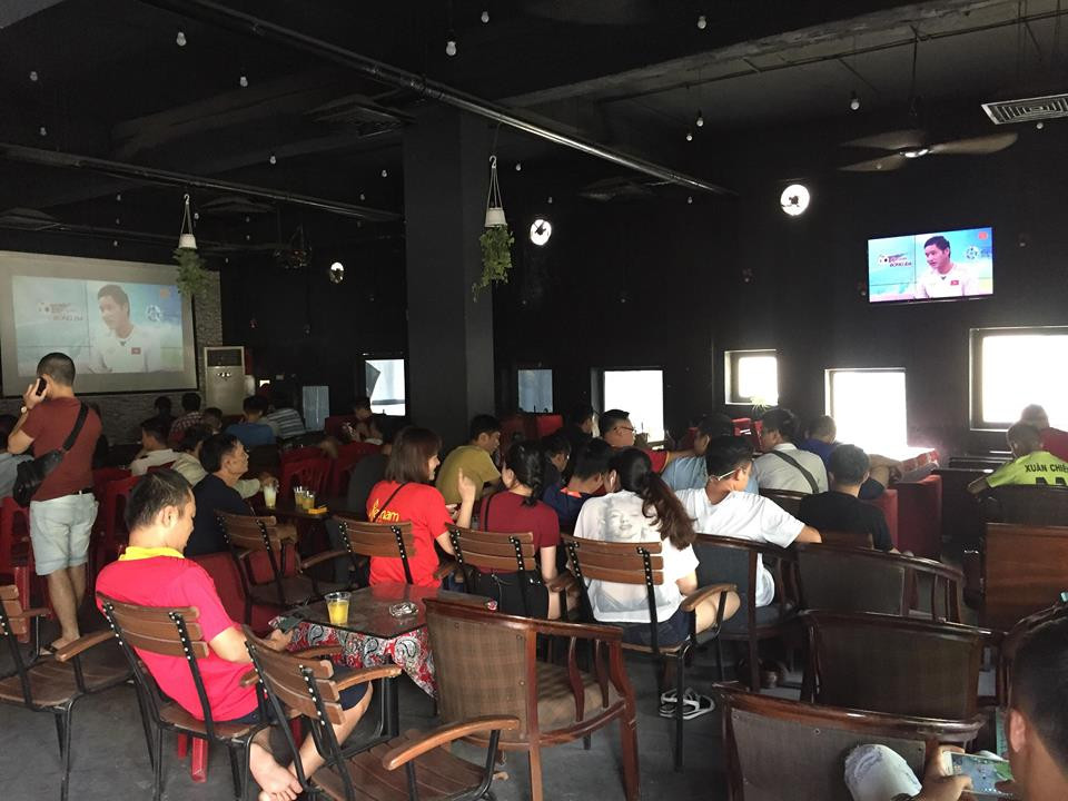 Cổ động viên tiếc nuối khi Việt Nam thua ở loạt penalty ảnh 32