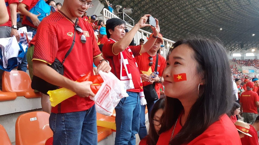 Cổ động viên tiếc nuối khi Việt Nam thua ở loạt penalty ảnh 9