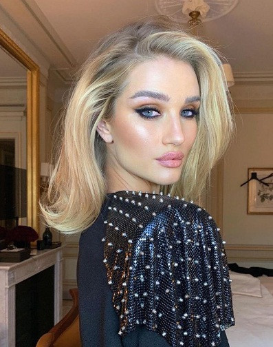 Bạn gái ‘Người vận chuyển’ thần thái cuốn hút ở Paris ảnh 7