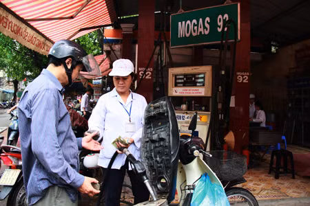 Xăng giảm thêm 800đ/lít, người dân tiết kiệm thêm được tiền. Ảnh: Trường Phong