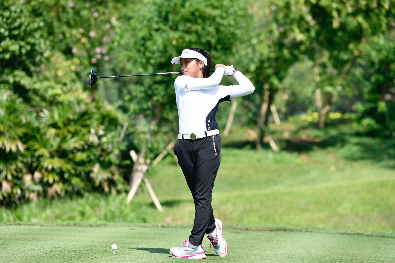 Nguyễn Khánh Linh (sinh năm 2013) là một trong những tài năng nhí đầy triển vọng của golf Việt Nam. Ở độ tuổi 11, Khánh Linh từng là golfer trẻ tuổi nhất tham dự Giải Vô địch Golf Quốc gia 2024, Cúp VinFast - Hải Phòng, một giải đấu khác do báo Tiền Phong tổ chức.