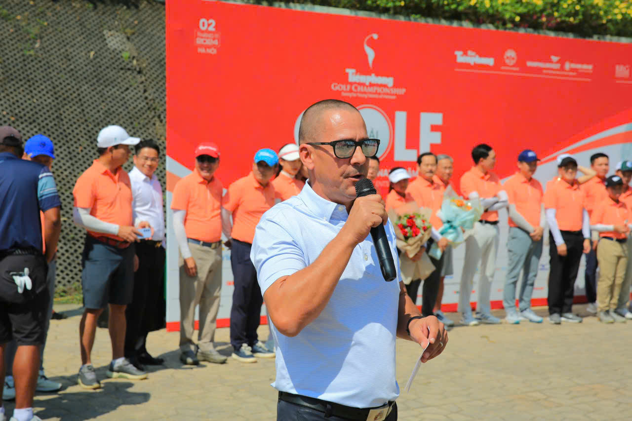 Mr. Evans Mahoney - Phó Giám đốc Khối Phát triển Kinh doanh Golf - Tập đoàn BRG giới thiệu luật thi đấu và hệ thống giải thưởng cho giải đấu.