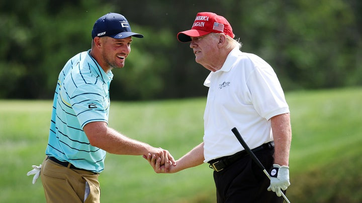 DeChambeau chơi golf với ông Trump tại Trump National Golf Club Bedminster, New Jersey vào ngày 28/7/2022.