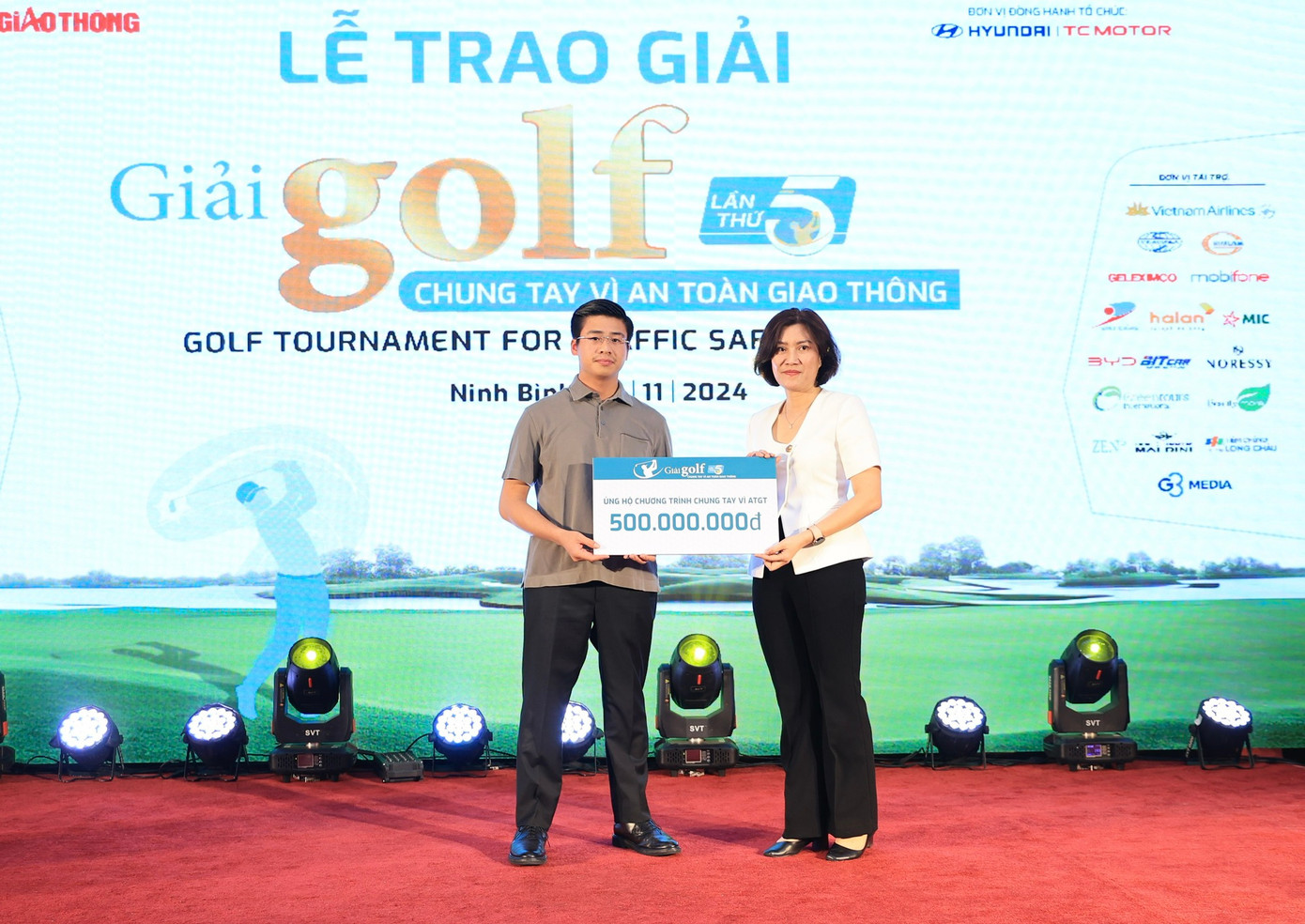 Ông Nguyễn Anh Tú, Tổng giám đốc Liên doanh Ô tô Hyundai Thành Công Việt Nam trao tặng 500 triệu đồng cho Chương trình Chung tay vì ATGT. Ông Nguyễn Anh Tú, Tổng giám đốc Liên doanh Ô tô Hyundai Thành Công Việt Nam trao tặng 500 triệu đồng cho Chương trình Chung tay vì ATGT.