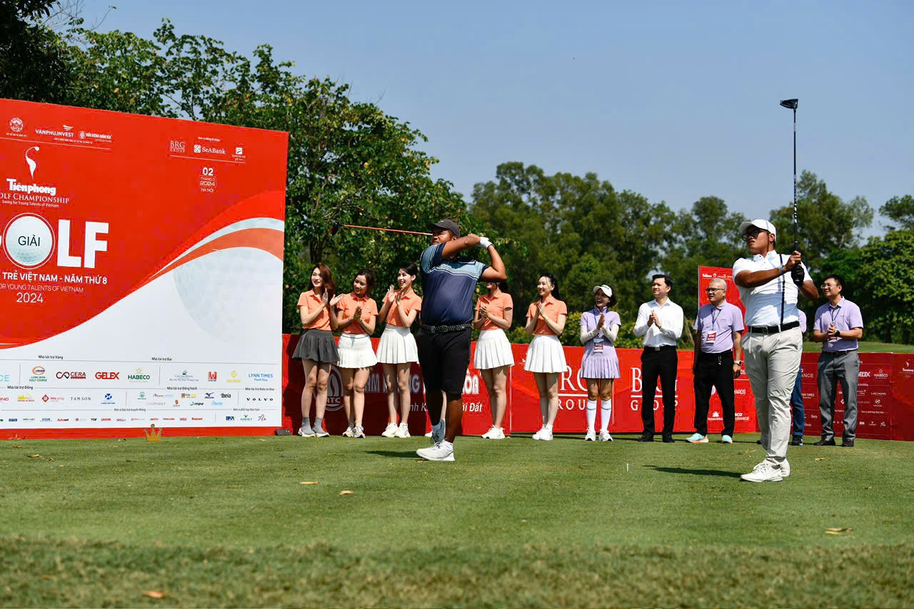 Tiền Phong Golf Championship 2024 chính thức khởi tranh sau màn phát bóng đôi của Nguyễn Đức Sơn, nhà vô địch năm 2023 và vô địch giải Golf Quốc gia 2024, cùng Nguyễn Nhất Long, nhà vô địch năm 2020 và vô địch giải Golf Quốc gia 2023.