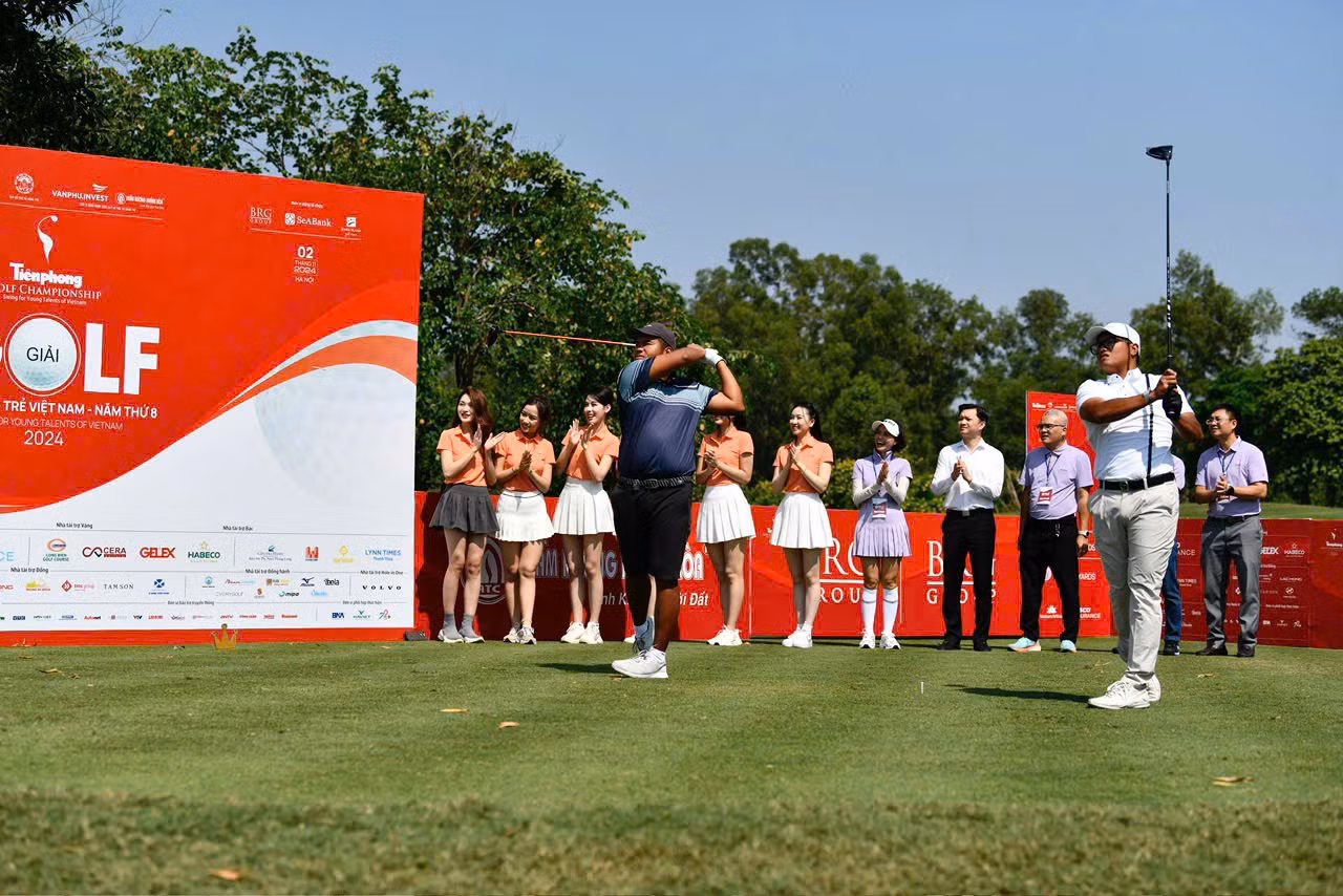 Tiền Phong Golf Championship 2024 chính thức khởi tranh sau màn phát bóng đôi của Nguyễn Đức Sơn, nhà vô địch năm 2023 và vô địch giải Golf Quốc gia 2024, cùng Nguyễn Nhất Long, nhà vô địch năm 2020 và vô địch giải Golf Quốc gia 2023.