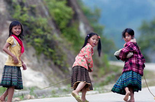Ngoài vẻ đẹp nên thơ của cảnh quan, trẻ con vùng cao cũng thật ấn tượng với nụ cười sơn cước thật hồn nhiên. 
