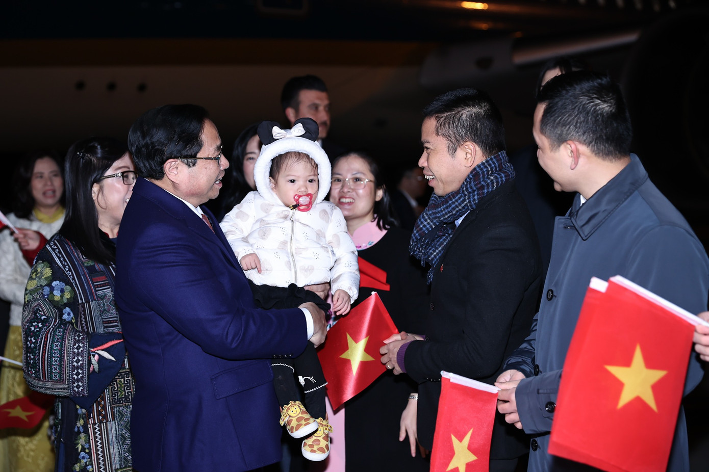 Cán bộ, nhân viên Đại sứ quán và bà con kiều bào chào đón Thủ tướng Phạm Minh Chính và Phu nhân.