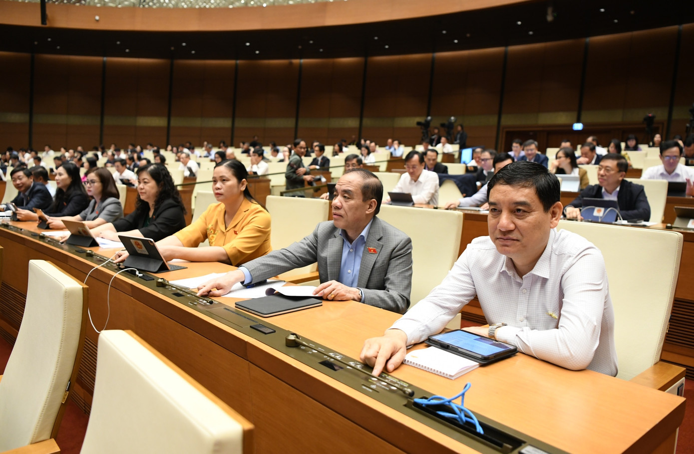 Các đại biểu biểu quyết thông qua Luật Nhà ở (sửa đổi). Ảnh: Như Ý Các đại biểu biểu quyết thông qua Luật Nhà ở (sửa đổi). Ảnh: Như Ý