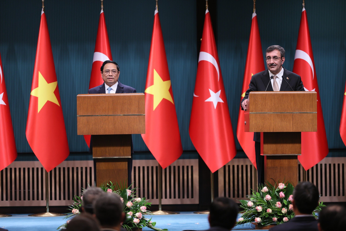 Thủ tướng Phạm Minh Chính và Phó Tổng thống Thổ Nhĩ Kỳ Cevdet Yilmaz gặp gỡ báo chí sau hội đàm.