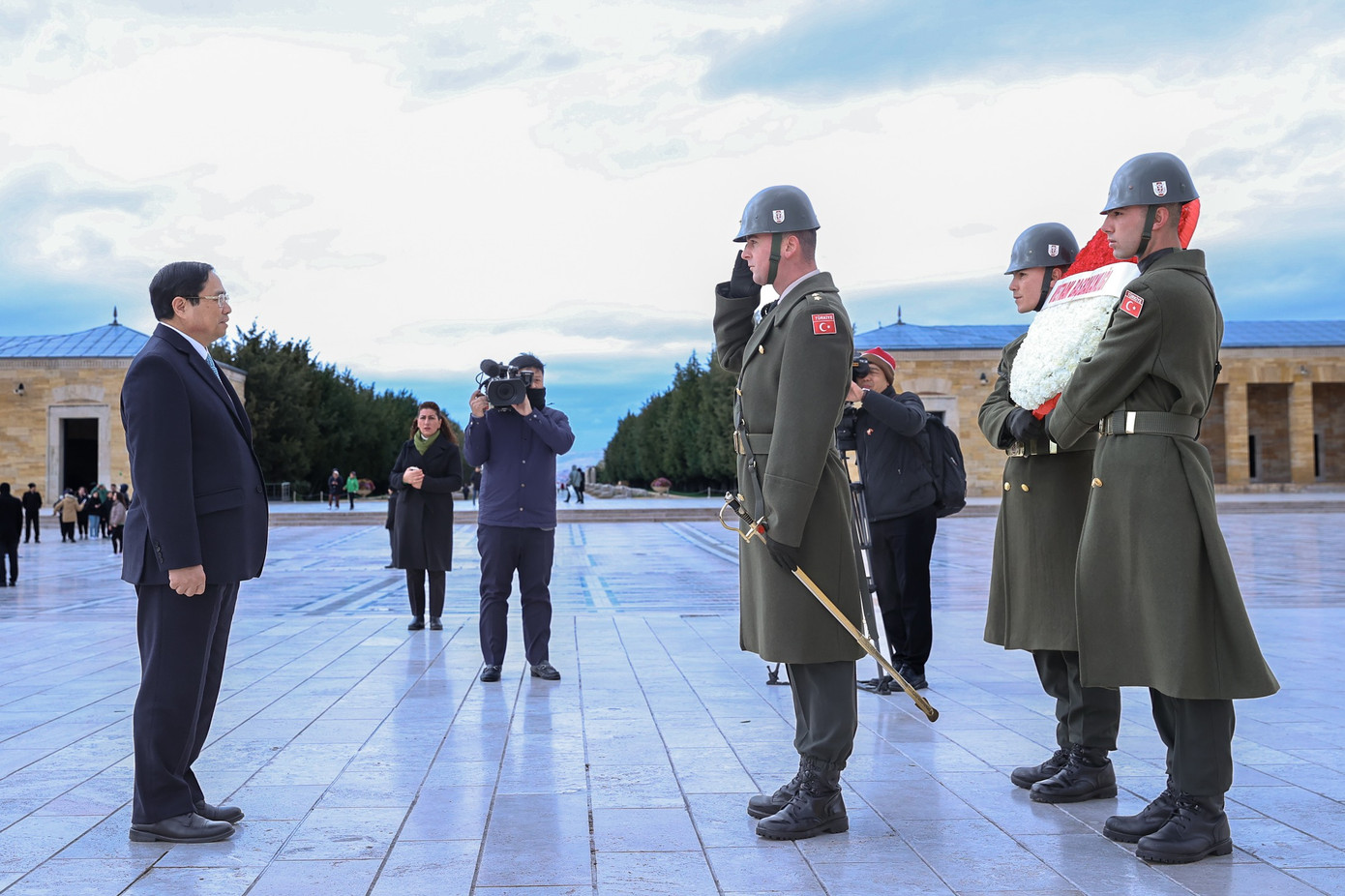 Trước đó, Thủ tướng và Phu nhân cùng đoàn công tác đã vào Lăng viếng Tổng thống Mustafa Kemal Ataturk - nhà chính trị, quân sự và học giả lỗi lạc, vị Tổng thống đầu tiên của nước Cộng hòa Thổ Nhĩ Kỳ.