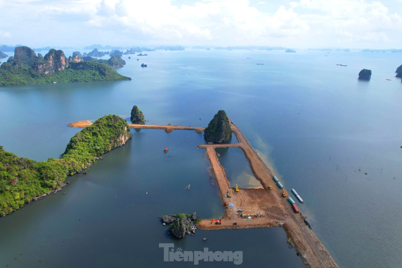 Dự án khu đô thị quây núi đá vịnh Hạ Long làm "hòn non bộ". Dự án khu đô thị quây núi đá vịnh Hạ Long làm "hòn non bộ".