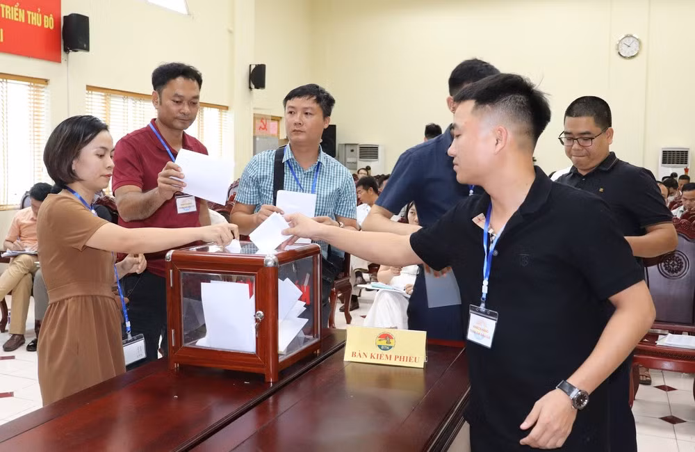 Phiên đấu giá mỏ cát ở Hà Nội.