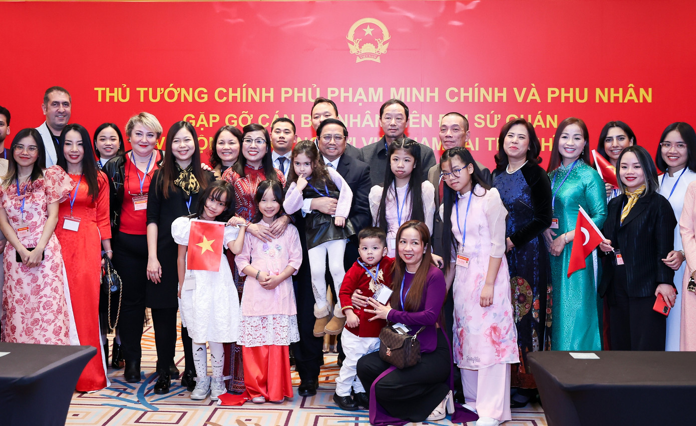 Thủ tướng và Phu nhân cùng bà con kiều bào.