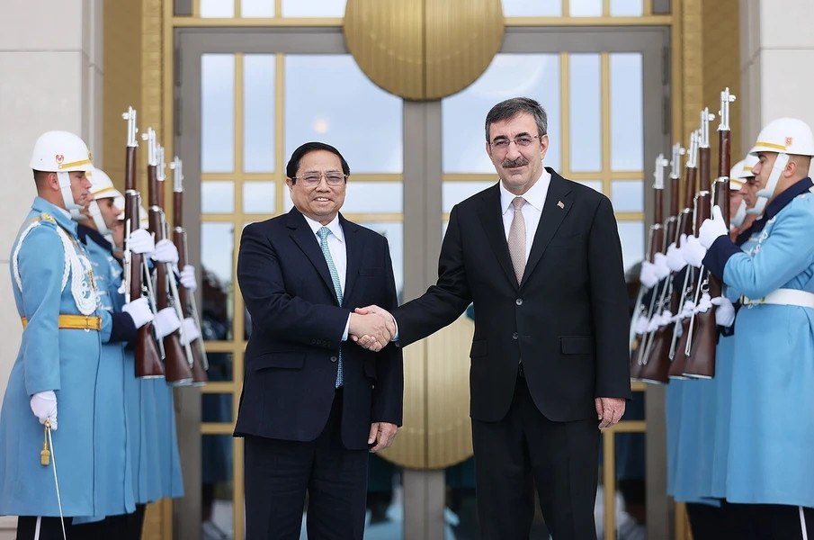Phó Tổng thống Thổ Nhĩ Kỳ Cevdet Yilmaz chủ trì lễ đón Thủ tướng Phạm Minh Chính. Ảnh: Dương Giang