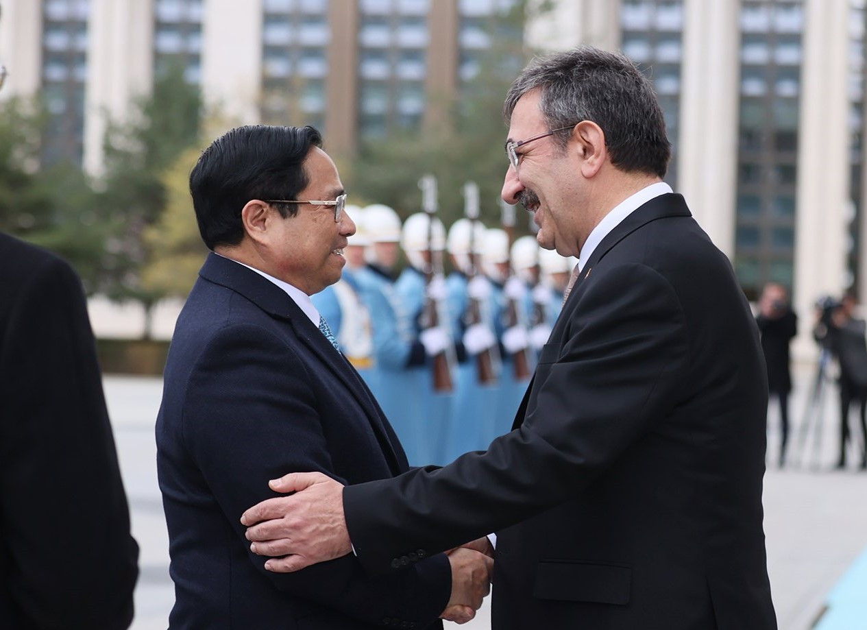 Phó Tổng thống Cevdet Yilmaz chào đón Thủ tướng Phạm Minh Chính. Ảnh: Dương Giang