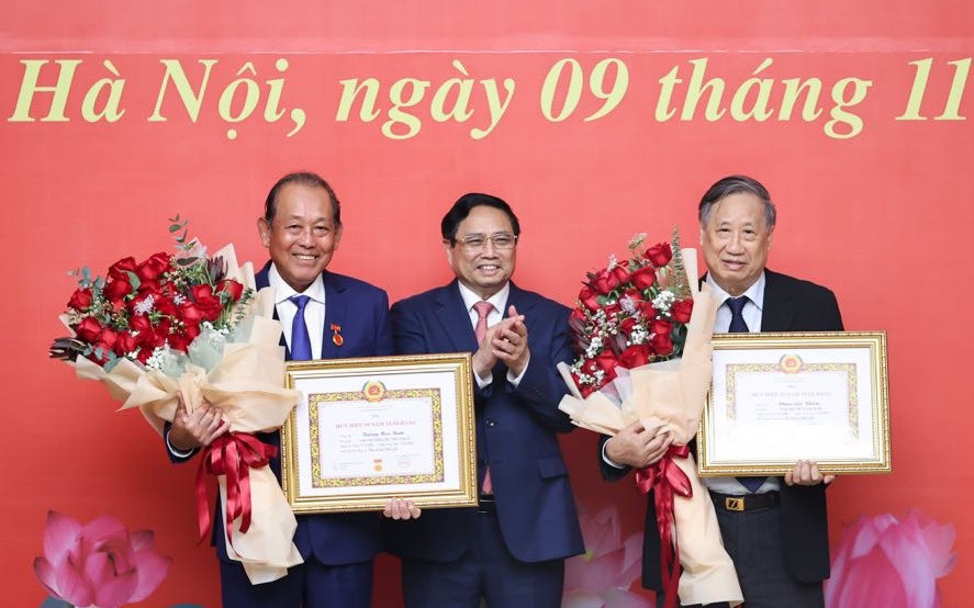 Thủ tướng Phạm Minh Chính trao Huy hiệu Đảng cho 2 nguyên phó thủ tướng Trương Hòa Bình và Phạm Gia Khiêm. Ảnh: Nhật Bắc