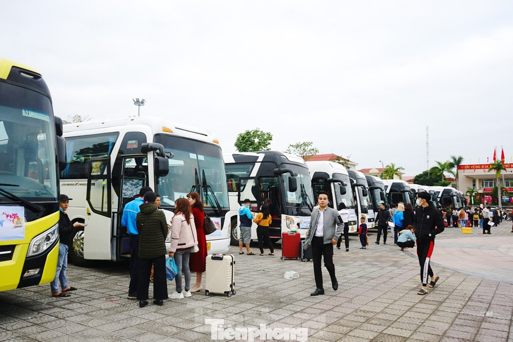 Công đoàn các cấp sẽ hỗ trợ công nhân về quê ăn Tết Nguyên đán 2024.