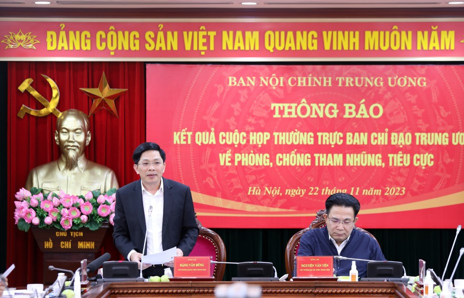 Ông Đặng Văn Dũng, Phó Ban Nội chính Trung ương (trái). Ảnh: Gia Hân
