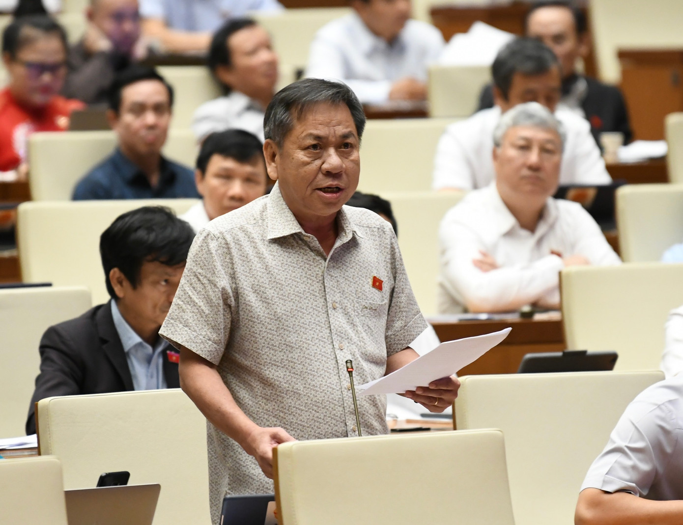 Đại biểu Trần Văn Sáu (Đồng Tháp) tranh luận vì sao Bộ GD&amp;ĐT lại đẩy hết việc làm sách giáo khoa cho xã hội hóa. Ảnh: Như Ý