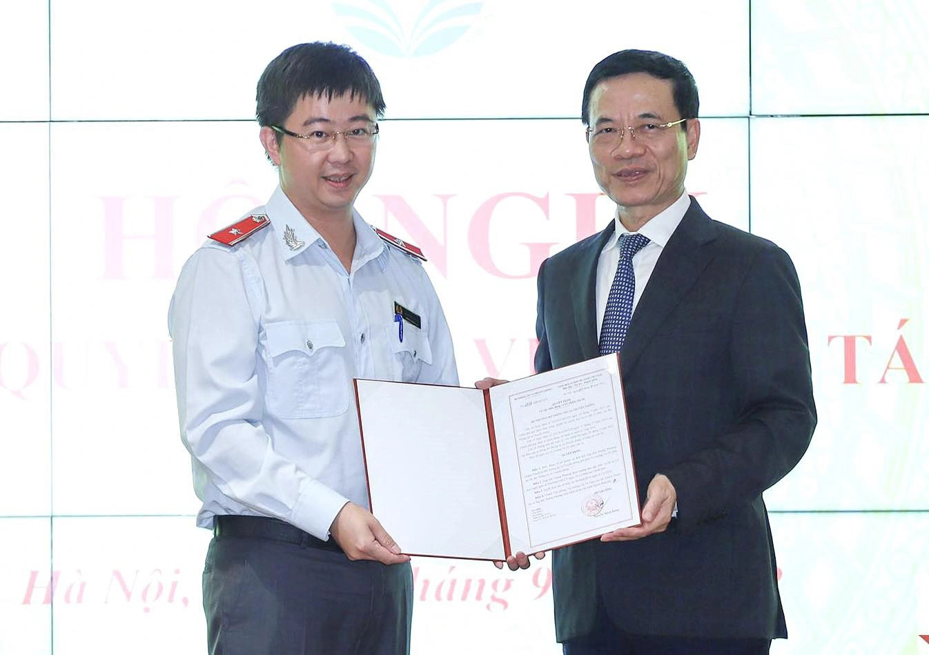 Ông Bùi Hoàng Phương (trái) khi nhận quyết định Vụ trưởng Vụ Tổ chức cán bộ Ông Bùi Hoàng Phương (trái) khi nhận quyết định Vụ trưởng Vụ Tổ chức cán bộ