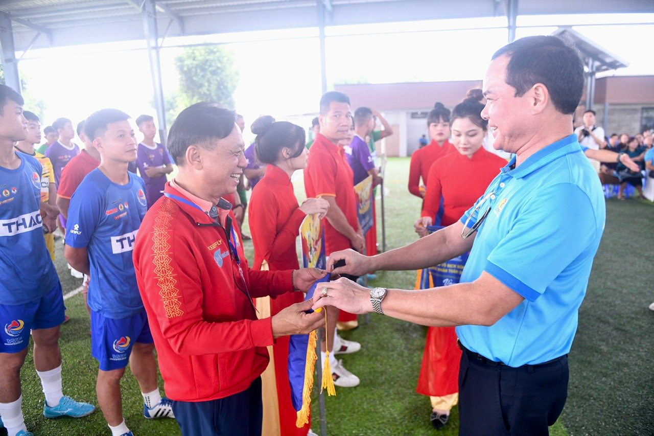 Chủ tịch Tổng LĐLĐ Việt Nam Nguyễn Đình Khang trao cờ cho các đội bóng tham dự vòng chung kết. Ảnh: Quang Định Chủ tịch Tổng LĐLĐ Việt Nam Nguyễn Đình Khang trao cờ cho các đội bóng tham dự vòng chung kết. Ảnh: Quang Định