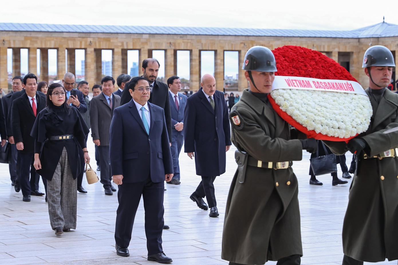 Thủ tướng vào Lăng viếng Tổng thống Mustafa Kemal Ataturk.