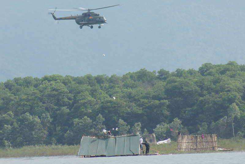 Trực thăng tiếp cận thả phao cứu sinh và hàng cứu trợ khẩn cấp
