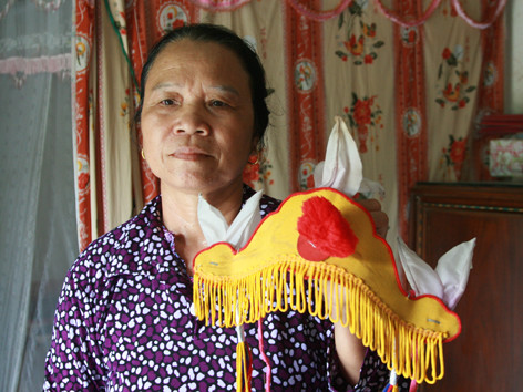 Bà Nguyễn Thị Xuân và chiếc mũ múa Bát dật từ cách đây 25 năm