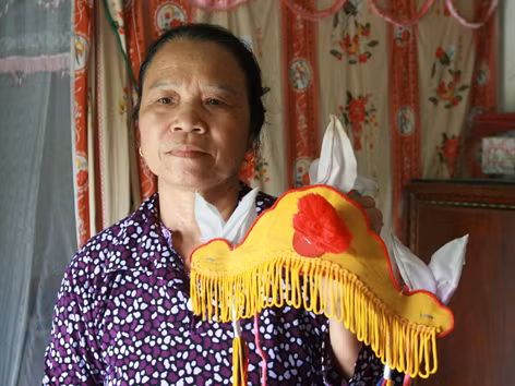 Bà Nguyễn Thị Xuân và chiếc mũ múa Bát dật từ cách đây 25 năm