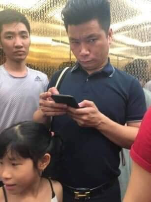 Kẻ 'cưỡng hôn' cô gái ở thang máy lại gây xôn xao chung cư Hà Nội ảnh 1