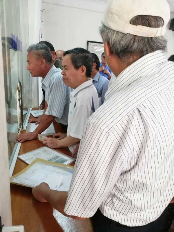 Dân chui qua lỗ làm việc với cán bộ, Nam Định dọa xử người quay clip ảnh 2