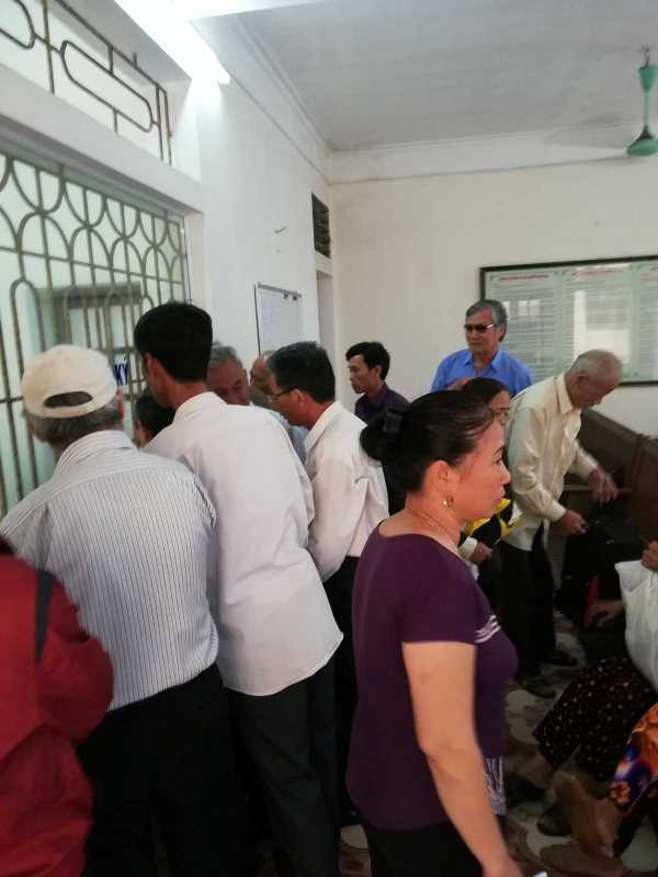 Dân chui qua lỗ làm việc với cán bộ, Nam Định dọa xử người quay clip ảnh 4