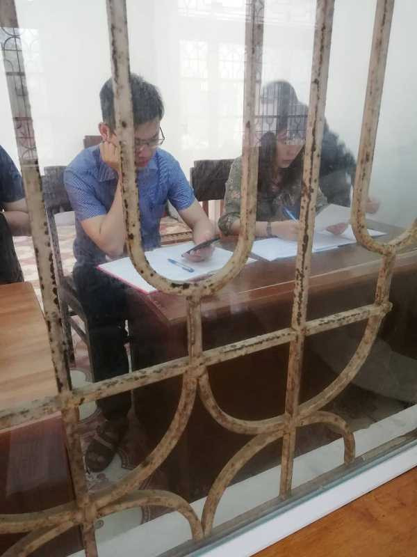 Dân chui qua lỗ làm việc với cán bộ, Nam Định dọa xử người quay clip ảnh 3