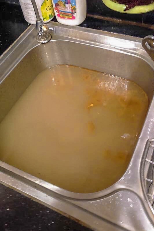 Mới chớm hè, cả chung cư phải dùng nước sinh hoạt như ‘nước cống’ ảnh 1