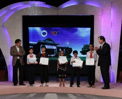 Đại diện Nhãn hàng Sữa Cô Gái Hà Lan trao học bổng Đèn Đom Đóm cho các em học sinh nghèo vượt khó năm 2012.