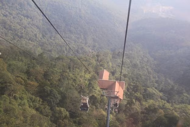 Du khách hào hứng ngắm cảnh từ trên cabine cáp treo